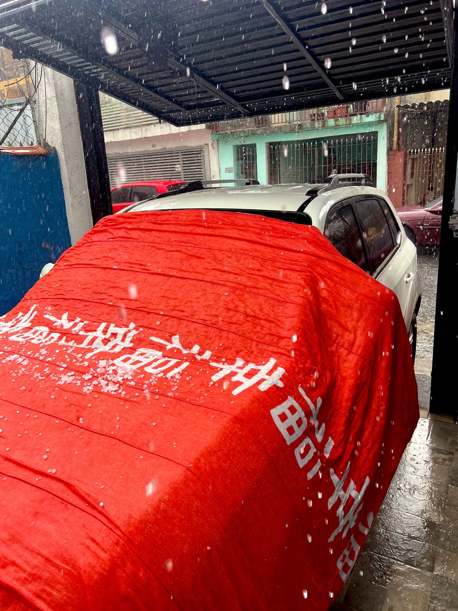 jofaster's tweet image. Na hora da chuva abri o portão para tentar aparar o granizo ENORME que tava caindo no carro, aí um pedaço dele ficou descoberto, no desespero eu peguei meu edredom e cobri ele 

Momentos