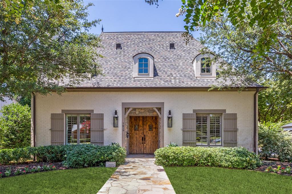 kevinmcgovern's tweet photo. French-inspired transitional on corner lot ✨ 4 beds, 4+ baths, vaulted owner’s suite, chef’s kitchen w/ Wolf + Sub-Zero, indoor-outdoor flow, pool, outdoor fireplace &amp; 4-car garage. Listed by Erin Ballard.
📍 7419 Robin Rd, Dallas, TX | $1,675,000
📞 Kevin McGovern 214-649-4446 https://t.co/SI6rT7DX5K
