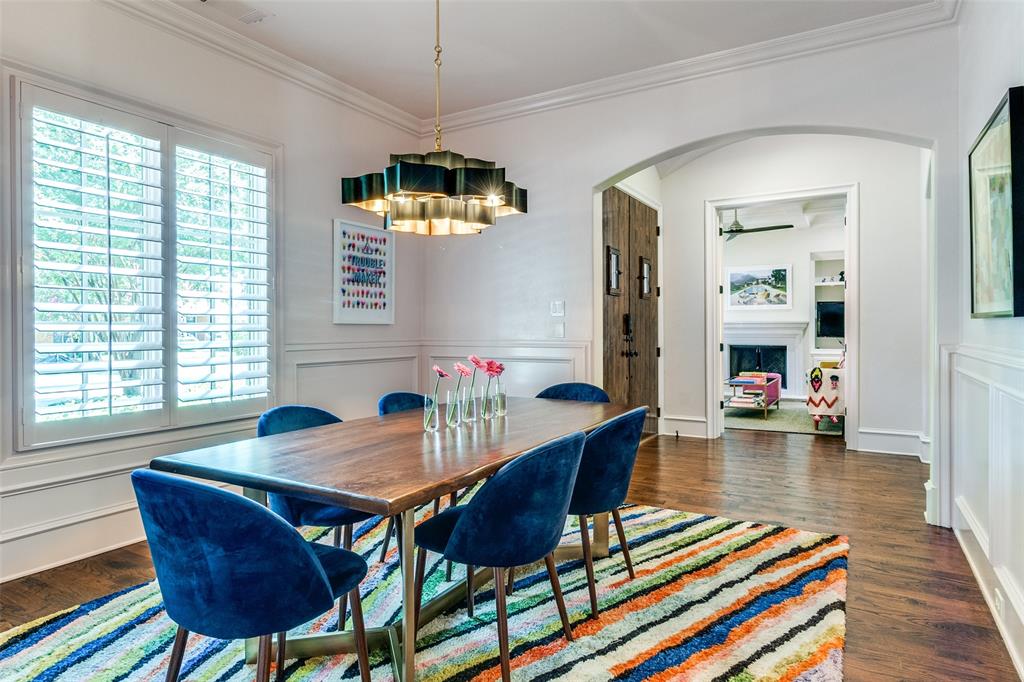 kevinmcgovern's tweet photo. French-inspired transitional on corner lot ✨ 4 beds, 4+ baths, vaulted owner’s suite, chef’s kitchen w/ Wolf + Sub-Zero, indoor-outdoor flow, pool, outdoor fireplace &amp; 4-car garage. Listed by Erin Ballard.
📍 7419 Robin Rd, Dallas, TX | $1,675,000
📞 Kevin McGovern 214-649-4446 https://t.co/SI6rT7DX5K