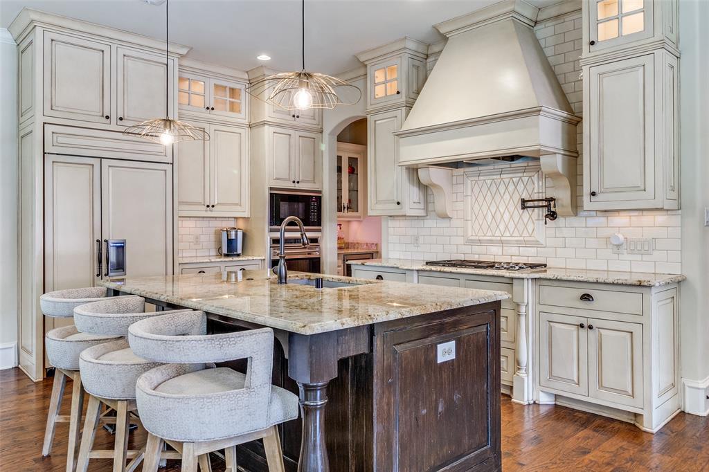 kevinmcgovern's tweet photo. French-inspired transitional on corner lot ✨ 4 beds, 4+ baths, vaulted owner’s suite, chef’s kitchen w/ Wolf + Sub-Zero, indoor-outdoor flow, pool, outdoor fireplace &amp; 4-car garage. Listed by Erin Ballard.
📍 7419 Robin Rd, Dallas, TX | $1,675,000
📞 Kevin McGovern 214-649-4446 https://t.co/SI6rT7DX5K