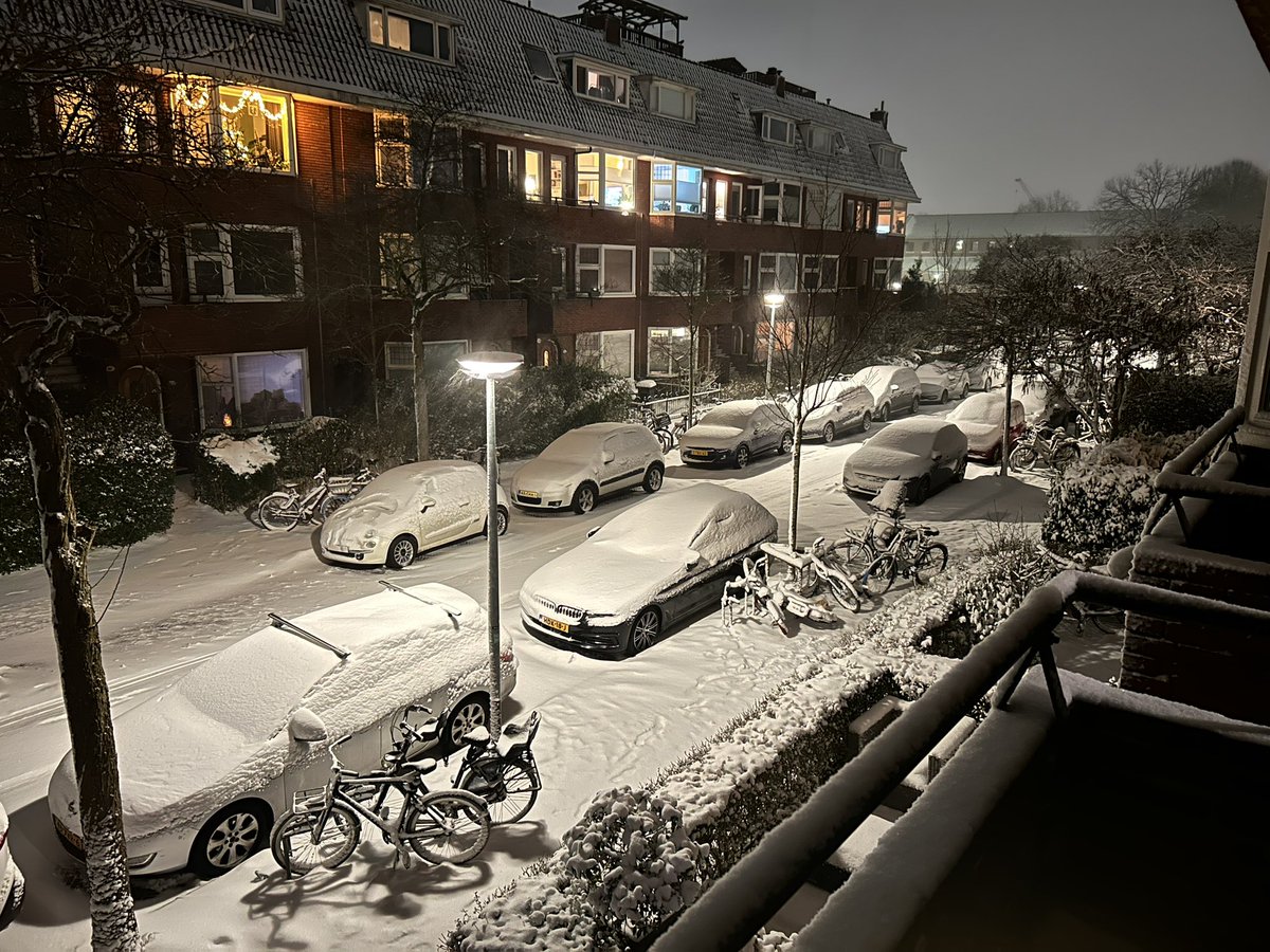 arthurkamminga's tweet photo. Het sneeuwt de laatste uren gestaag door in Groningen. Als je niet naar buiten hoeft ziet het er prachtig uit… #sneeuw #Groningen #Helpman @rtvnoord https://t.co/grwpLKL5Qp
