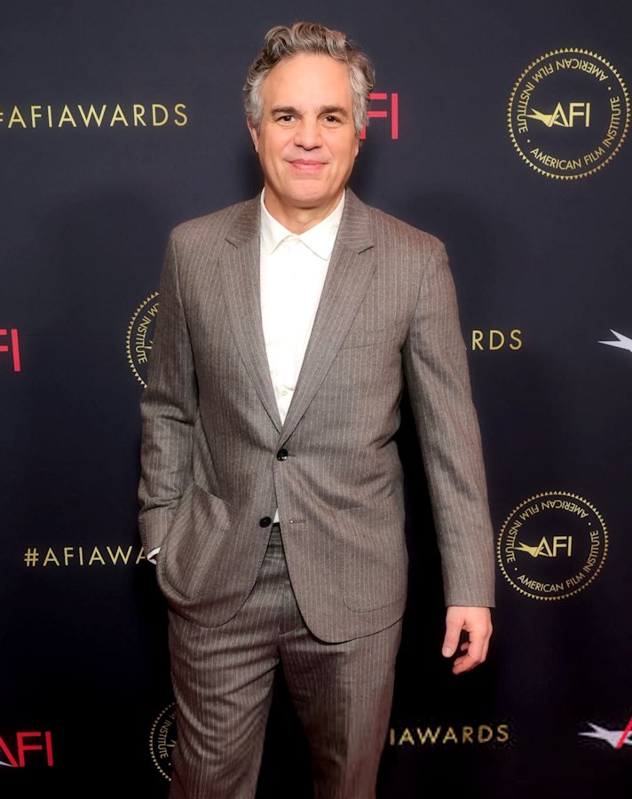Jedi_Jill's tweet photo. Mark attended the AFI Awards Luncheon today. 😊😊😊 Mark Ruffalo #MarkRuffalo #LookingSharp #MyEdits https://t.co/iqViBTReoQ