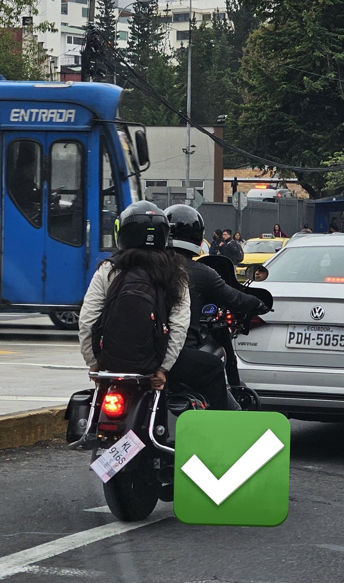 javoec's tweet photo. Aquí la persona en moto #SinPlacasEc en la foto1, pero si es factible colocar la misma temporalmente como en la foto2 (aunque se le va cayendo).
El proceso de lentitud de entrega de placas en @ANT_ECUADOR también es parte del problema.
cc @AMT_Quito @movilidadquito_ #Quito https://t.co/XQZHBv1O0B