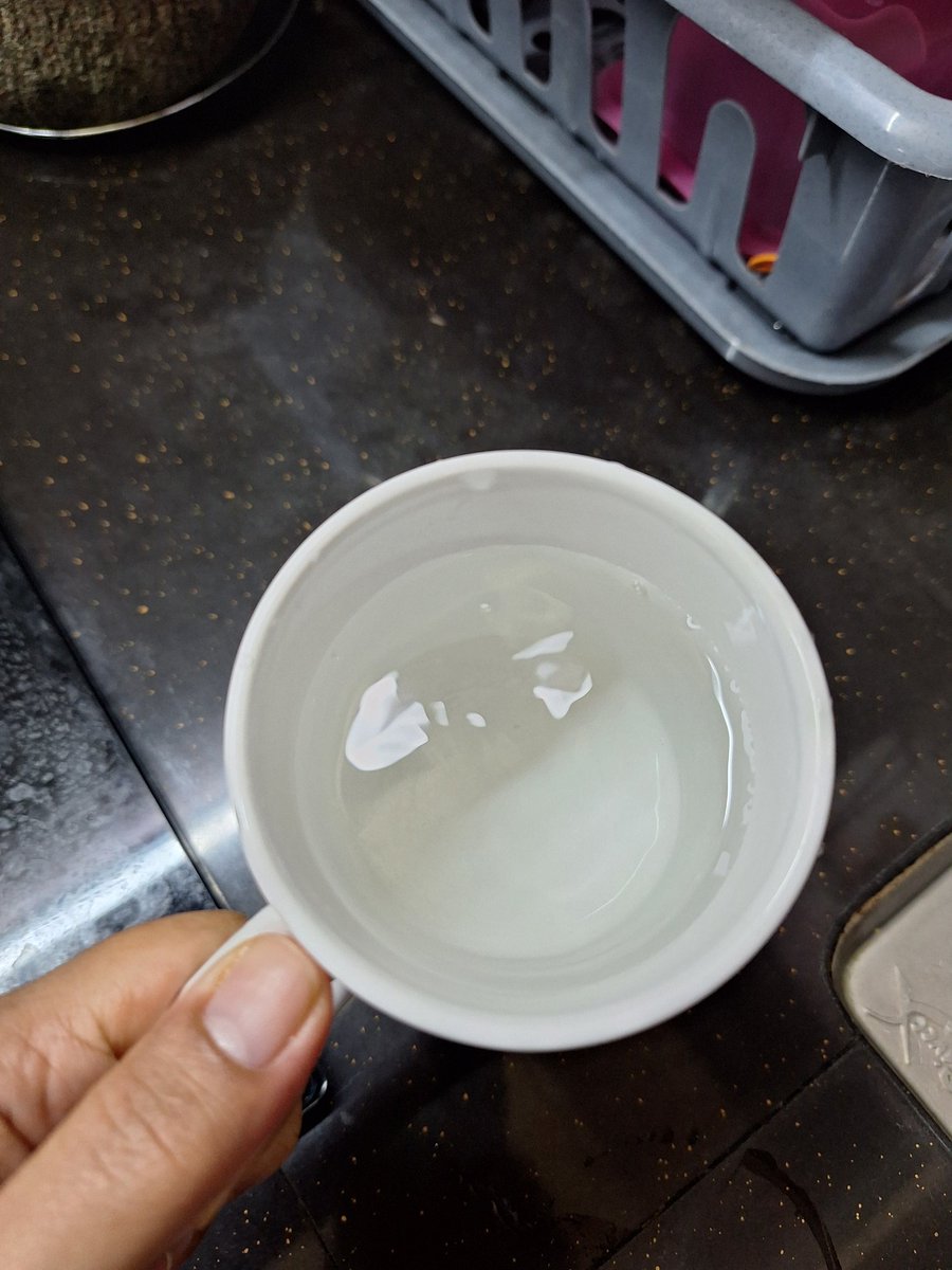 Air yang keruh jangan disangka di negeri mana.
Terima kasih air selangor.✨
Semalam lagi keruh aku ingat aku kencing berdarah ke apa. 

Pic 1 kualiti air hari ini.
Pic 2 air normal