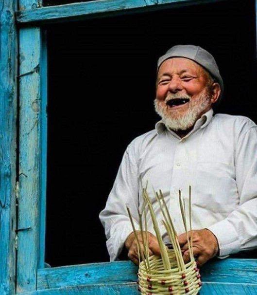 " أجمل اللحظات حين يفاجئك الله بشيءٍ جميل كنت تنتظره وتدعو به، فتَبتسم وتقول في سرك : لقد كنت أعلم أنك لن تردني "