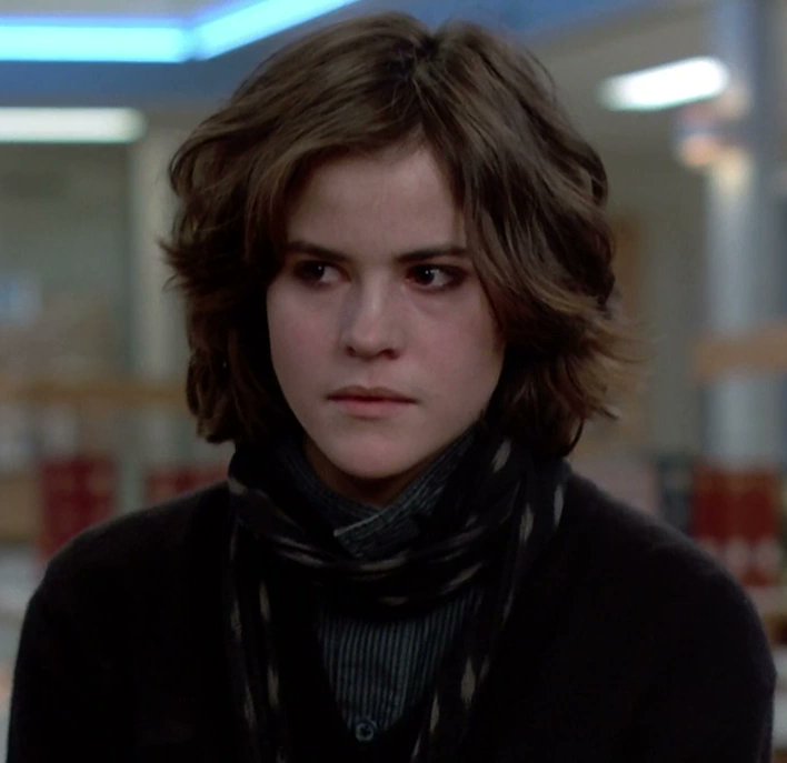 En la 4ta temporada de #StrangerThings capítulo 6, cuando van a buscar a Suzie, aparece Eden en su casa. Recién me percato que tiene todo el look de Allison Reynolds en "The breakfast club".