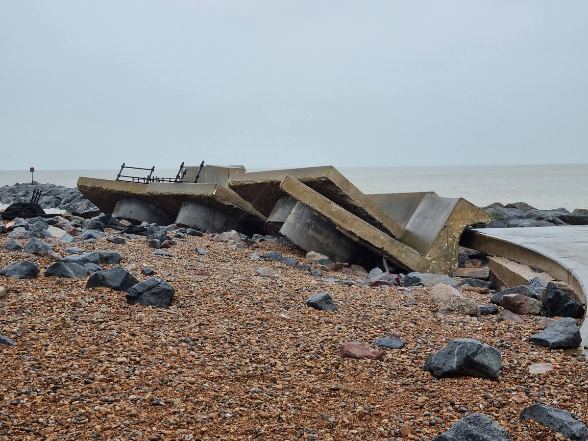 JaneBarlow123's tweet photo. Thankfully tonight is a lot calmer than last night ...
#stormgorreti #folkestone #sandgate https://t.co/ncucxhqj2r