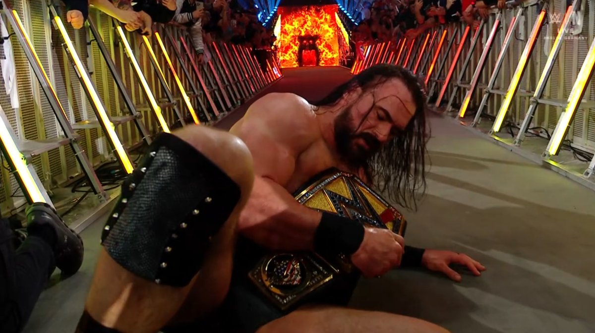 DREW MCINTYRE HAS WON THE WWE CHAMPIONSHIP FOR THE THIRD TIME 🔥🔥 HE'S DONE IT.

#SmackDown http...