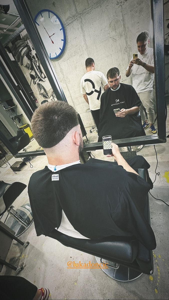 これ古い写真でしょ？ ルカの今のスマホは iPhone 17 Pro のオレンジだ