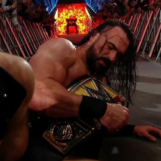 Es la primera vez que Drew McIntyre gana el WWE Championship delante de un público. Casi seis años después de que le arrebatasen su momento en WrestleMania 36. Y sin contar, obviamente, que ganó el World Heavyweight Championship en WMXL.

Cuatro veces campeón mundial. #SmackDown