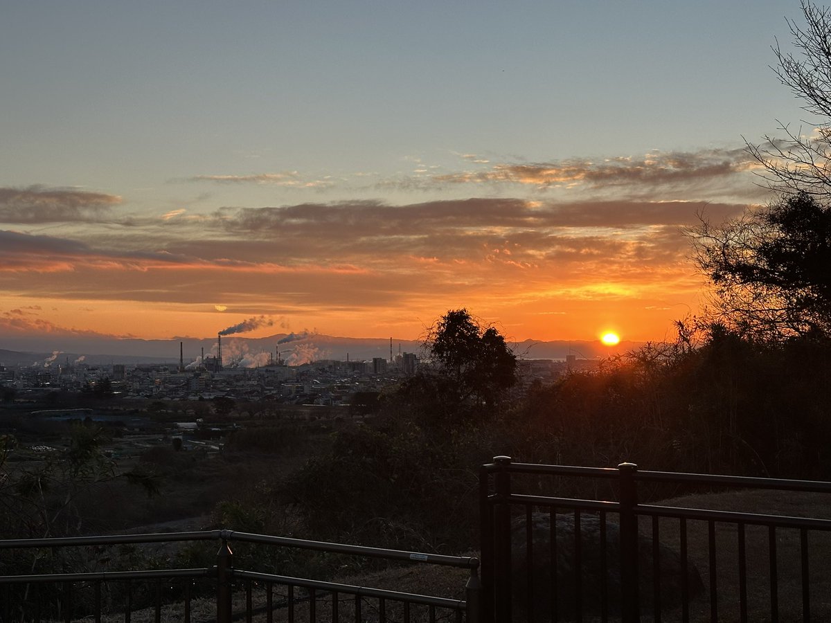 おはようございます☀
今日から三連休‼️サンちゃん一家は旅に出ております🚗💨
さぁて、どこに行くでしょうか⁉️
#ミニチュアダックス #愛犬サンちゃん #犬好きさんと繋がりたい #三連休 #旅 #富士山 #日の出 #富士川SA
