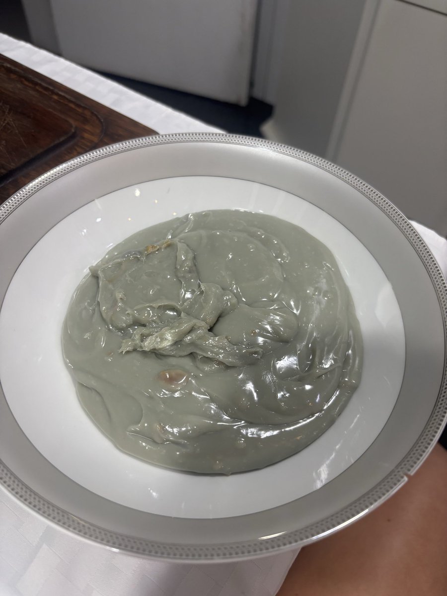 ashtujk's tweet image. fui fazer brigadeiro brando numa panela de aluminio e quando terminei ele tava dessa cor, sabor metais pesados 😍😍😍