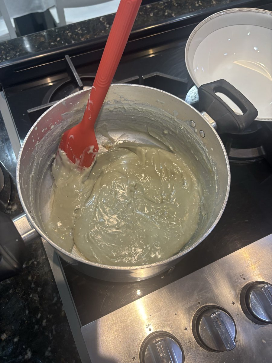 ashtujk's tweet image. fui fazer brigadeiro brando numa panela de aluminio e quando terminei ele tava dessa cor, sabor metais pesados 😍😍😍