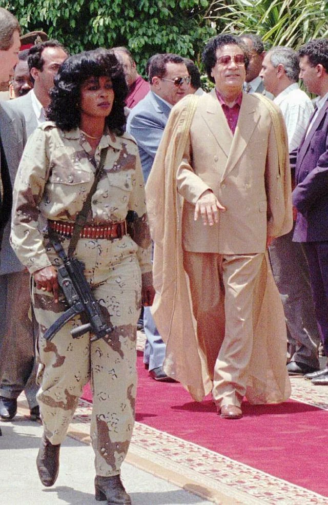 Muammar Gaddafi with one of his lady bodyguards. Cairo, Egypt, 1994 🇱🇾🇪🇬