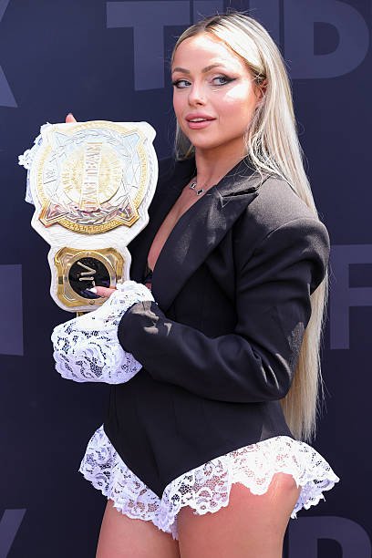 LIVIN_PYSCHOTIC's tweet image. I'm so obsessed with her Tudum look 😭🖤✨