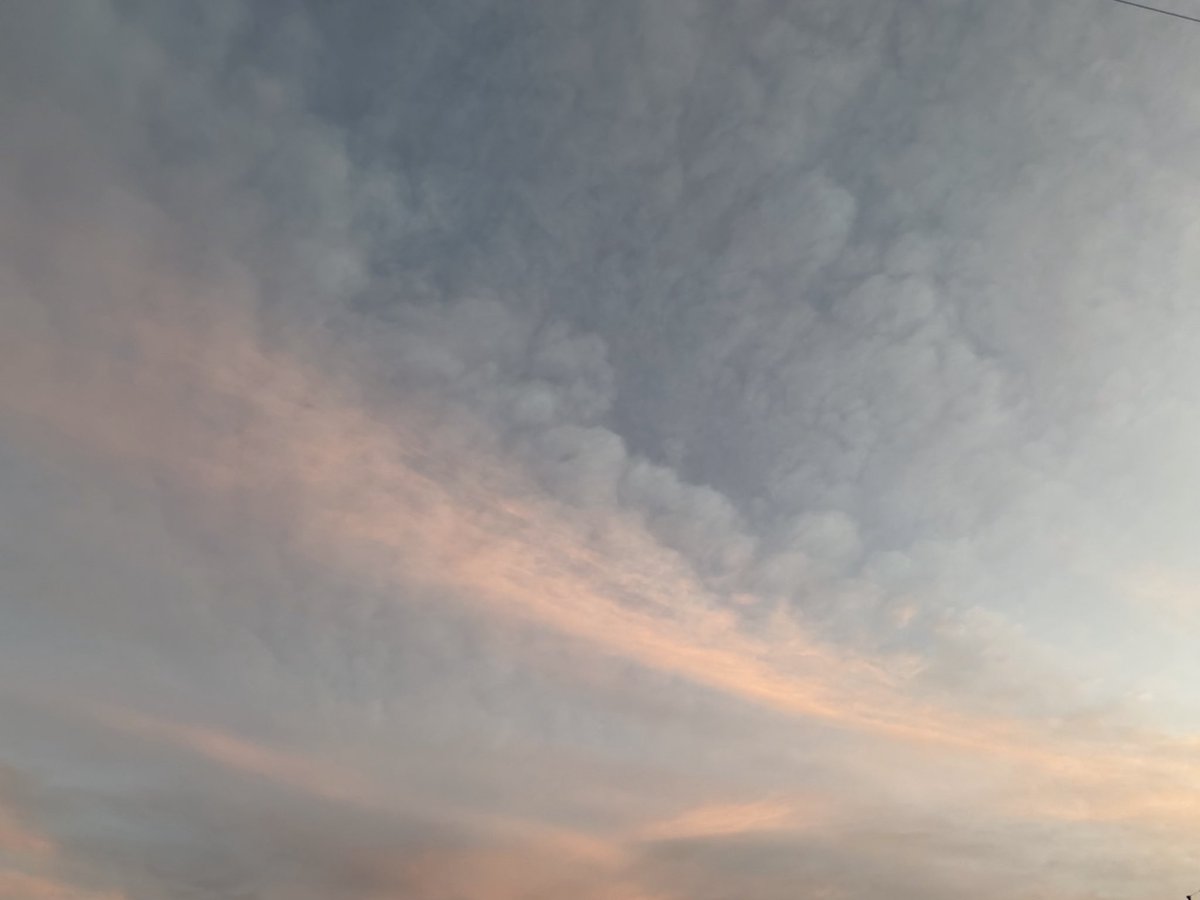 久しぶりに朝焼け。
防寒の服装迷ってピーク逃しちゃった
けど染まる雲がいる空。いいな。