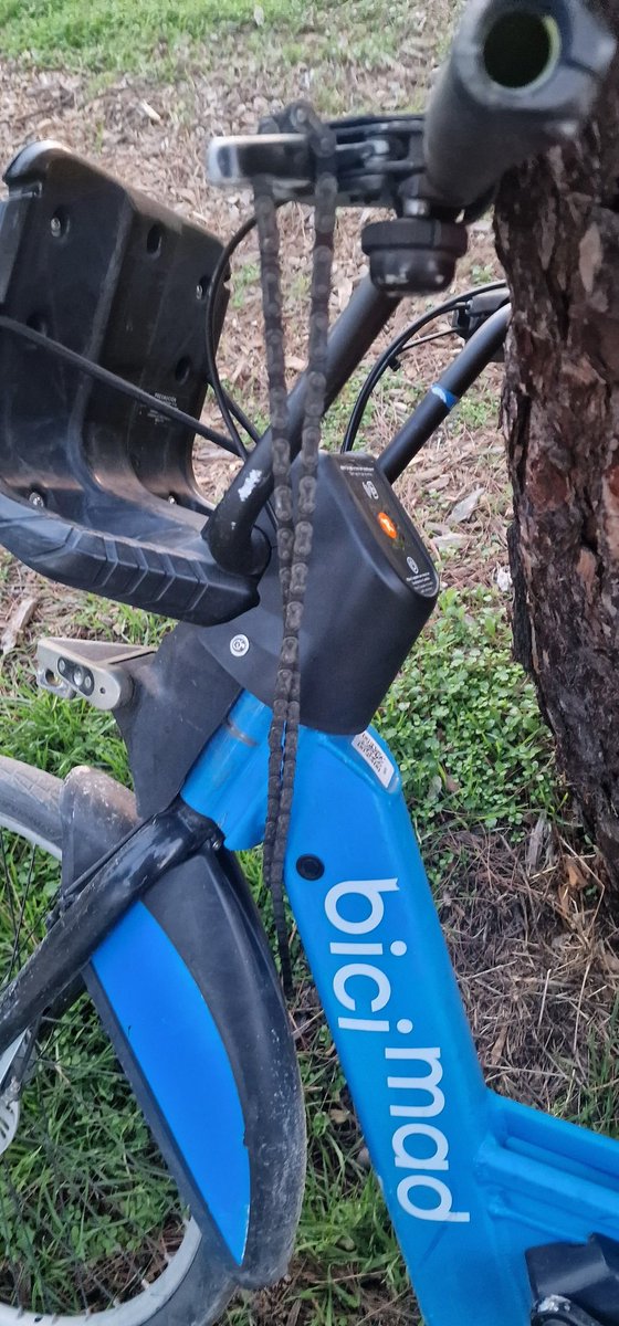 Russokov's tweet photo. @bicimad esta tarde se me partió la cadena de una bici , comuniqué la avería a través de la app pero no pude devolver la bici a su estación.  Tendré algún problema ? https://t.co/FDZQZx8T9X