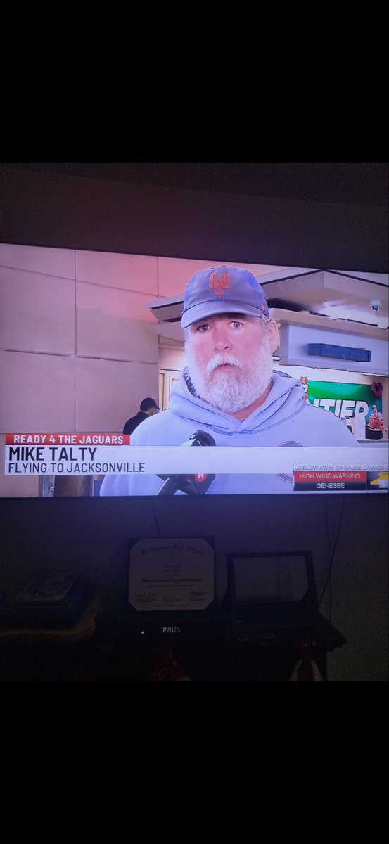 Homie slipped me a $20 to boost ratings.. I said for $100 we can take the hoodie off and knock 7 outta business #KissesJVilleTalts