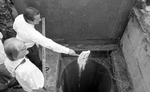 khimikzelinsky's tweet image. 19 de setembro de 1990 

O simbólico dia em que o traidor do Brasil, Fernando Collor, de maneira "simbólica", jogou uma pá de cal no poço de testes da Serra do Cachimbo e oficializou o desmantelamento do programa nuclear brasileiro.

Ele deveria ter sido preso perpetuamente.