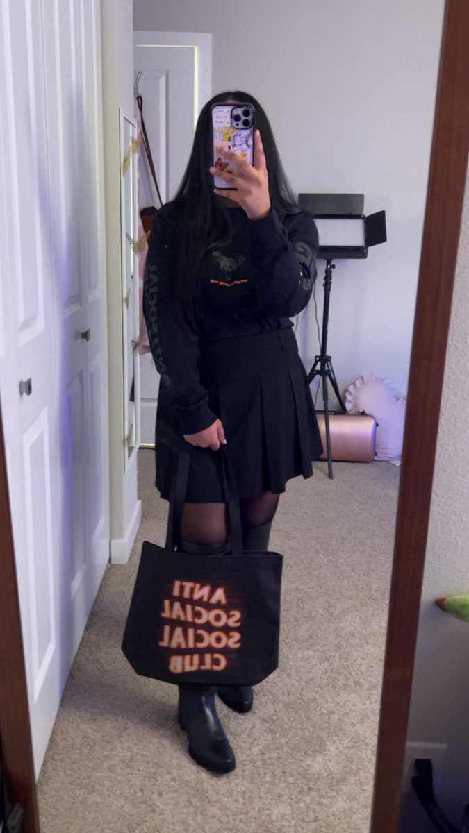 Moonfyye tweet media