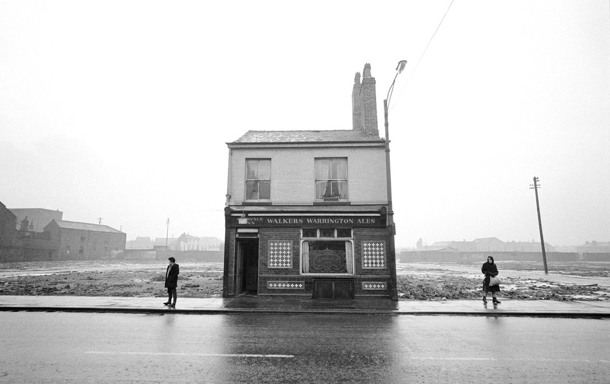 fer_pujato's tweet image. John Bulmer - Lonely Pub, Yorkshire, England, 1964