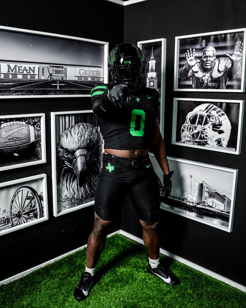 AaronAlezander8's tweet image. Last One⚪️🟢
@MeanGreenFB 
#Committed