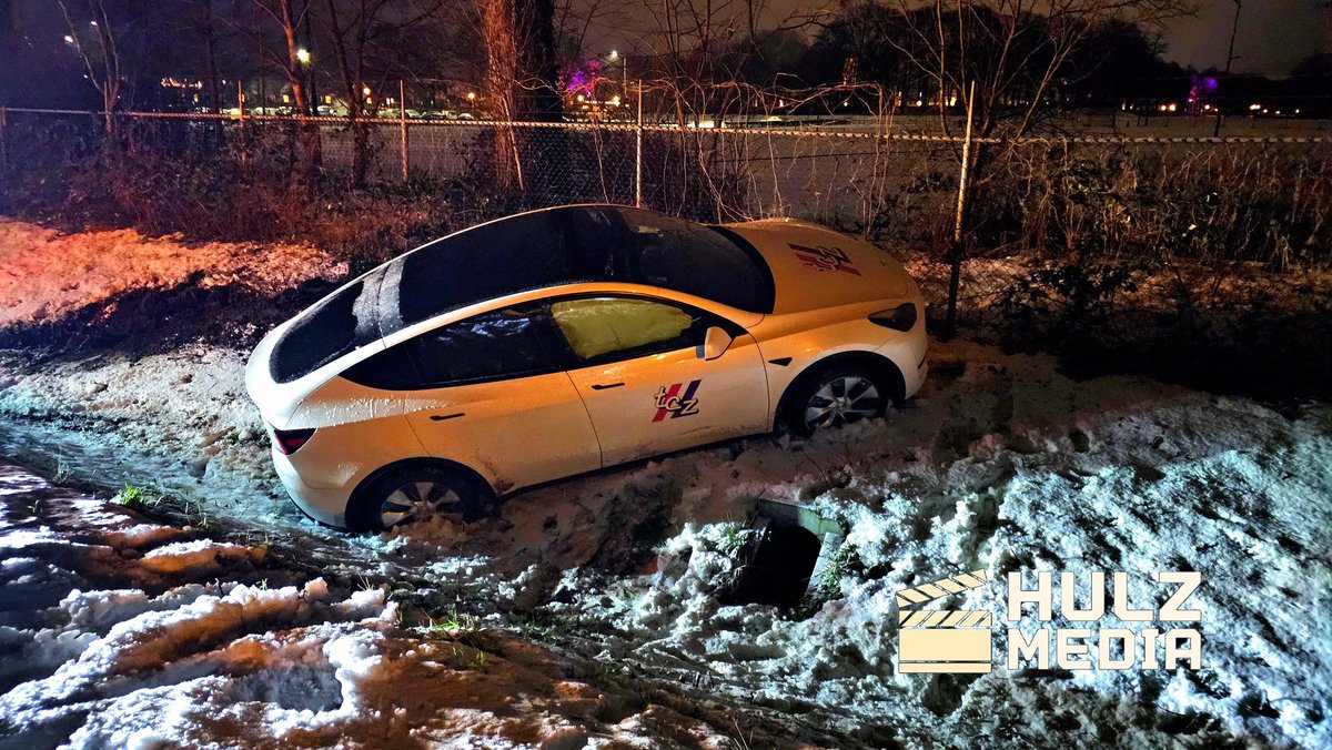Taxi belandt in sloot langs Flevoweg in Elburg