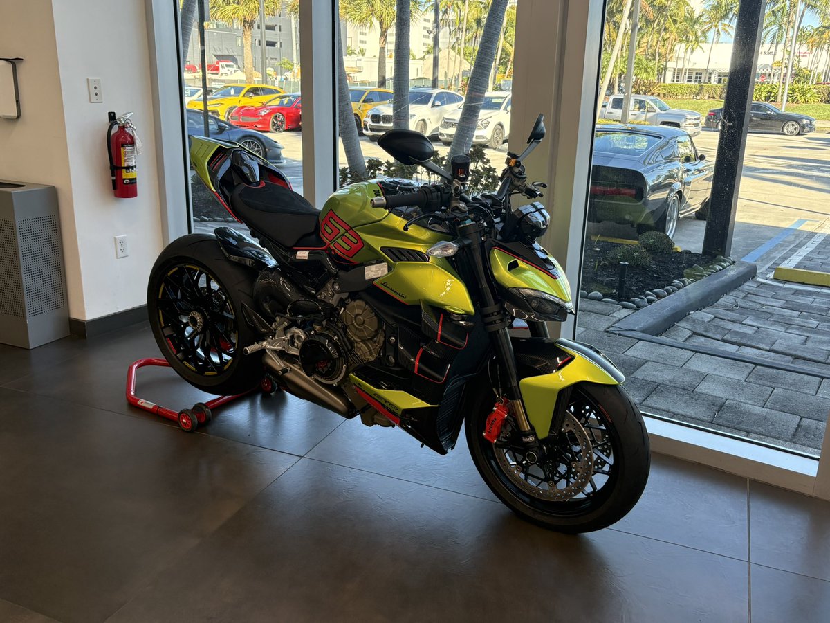 WolfLessTheRex's tweet image. Got to see a Ducati street fighter Lamborghini STO edition at Prestige absolutely beautiful of a bike! I want it