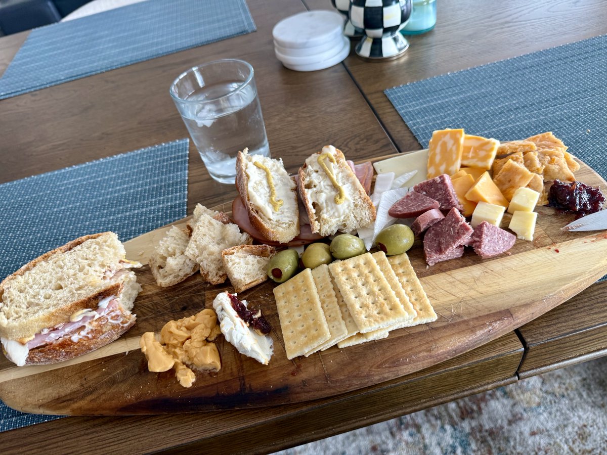 normal_speed320's tweet image. Snacks. It’s snack time