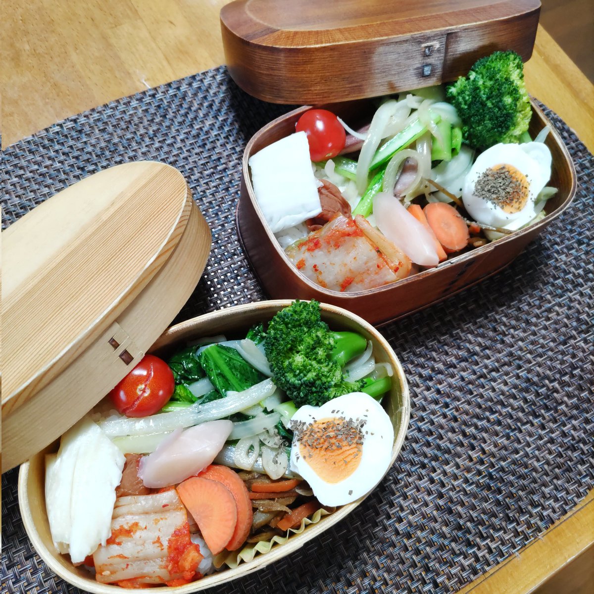 mayu2wind's tweet image. 今日の曲げわっぱお弁当は、ソーセージと玉ねぎと小松菜のハーブ塩炒め、ゆで卵、きんぴらごぼう、ニンニク蒸しブロッコリー、ミニトマト、キムチ、人参の糠漬け、白菜の浅漬け、岩下の新生姜、梅干し、白米。