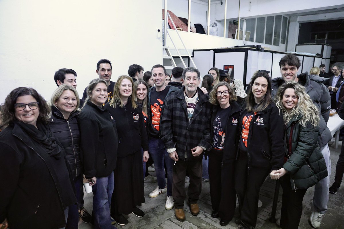Ll_Galmes's tweet photo. La plaça de la Concòrdia ha tornat a viure un dels moments més sentits: l’Assaig dels Goigs. 

Una festa que es canta amb l’ànima i es viu en germanor, amb les veus unides en un mateix sentiment: ‘Siem devots de ben cor 
d’aquest Sant prodigiós’.

Una plaça que, una vegada més, ha quedat petita davant l’emoció d’un poble sencer que ja respira festa, tradició i orgull.

Visca Sant Antoni! 🔥👹