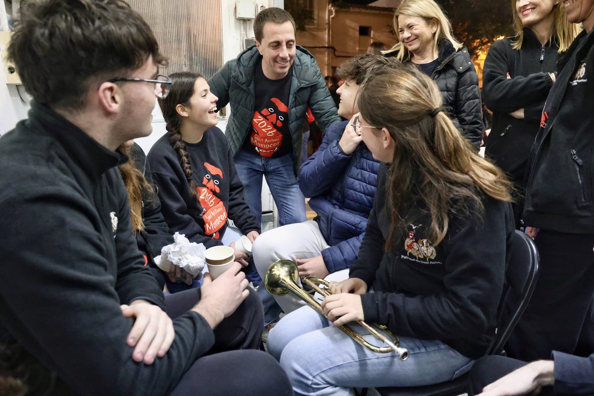 La plaça de la Concòrdia ha tornat a viure un dels moments més sentits: l’Assaig dels Goigs. 

Una festa que es canta amb l’ànima i es viu en germanor, amb les veus unides en un mateix sentiment: ‘Siem devots de ben cor 
d’aquest Sant prodigiós’.

Una plaça que, una vegada més,