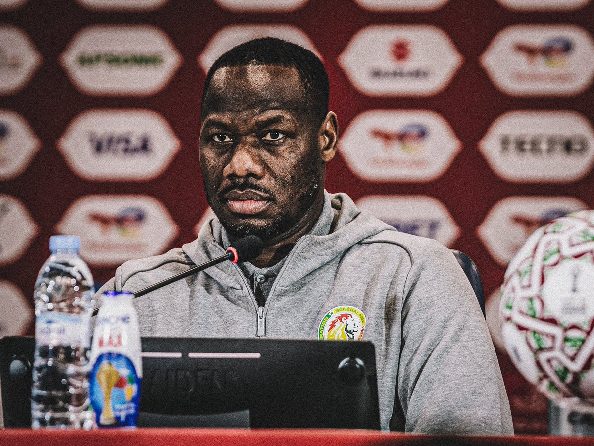 🚨🗣️ تصريح مدرب منتخب السنغال 🇸🇳 السيد بابي ثياو:

كرة القدم في النهاية مجرد لعبة.

تفاجئت من بعض الأصوات المطالبة بالبقاء في المعسكر وعدم الخروج لأداء صلاة الجمعة، وكأنّ الأمر بسيط أو يمكن التهاون فيه.

من غير المنطقي أن نخرج من بلدنا من أجل مباراة كرة قدم، ثم نتردّد في الخروج