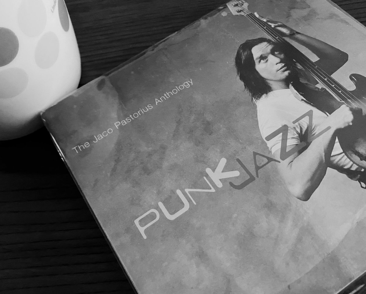 SplaPlay's tweet image. 家事ひと段落。

今日はコレ。
彼のAlbumは殆ど所有してて、Anthologyの為、所有Albumに含まれてる曲も多いんですが、Unreleasedの曲が何曲か収録されてますのと、海外に行った際に見付けたAlbumですので、この機会を逃せば次は無いと思い、購入しちゃいました。💦

お供は淹れたて恒例のBlackで。