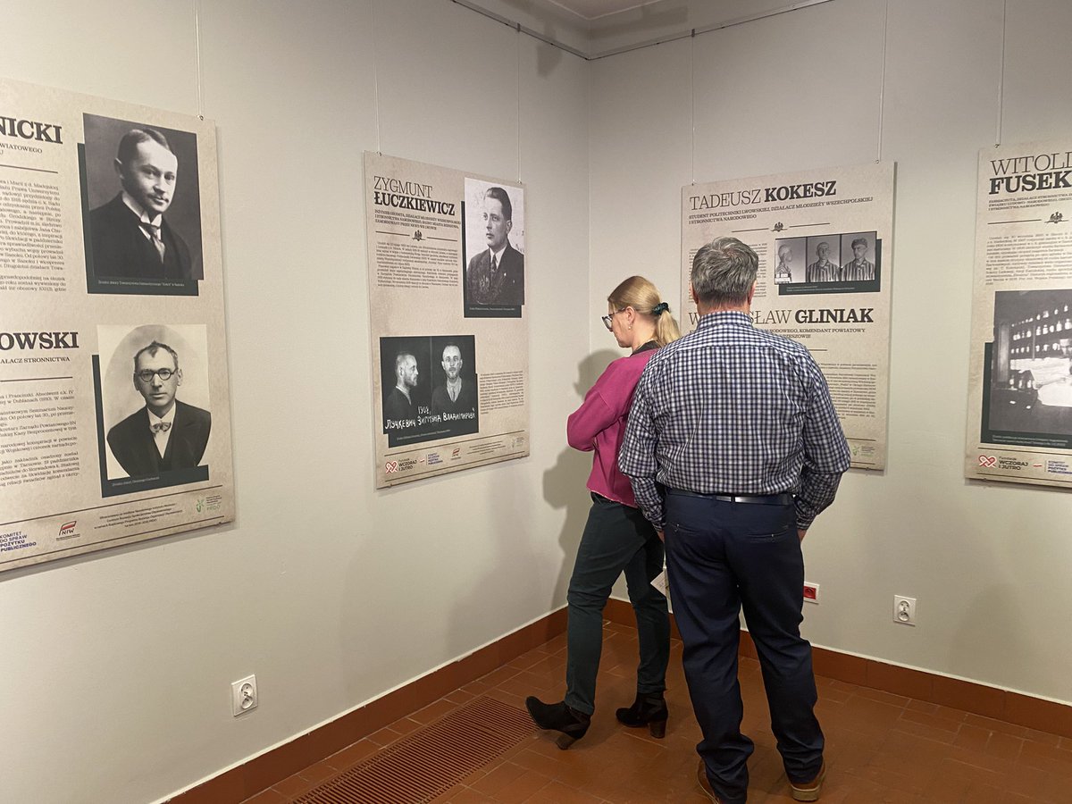 WCZORAJIJUTRO's tweet photo. Dziś otworzyliśmy wystawę"Narodowcy z Rzeszowszczyzny ofiary dwóch totalitaryzmów" w Muzeum Historyczne w Sanoku.

Wystawa dostępna będzie dla zwiedzających do 22 lutego br. 
Więcej o idei tej wystawy i postaciach, jakie przedstawia: 
https://t.co/EeVB1Y9ErD https://t.co/WaH0R3vWJt