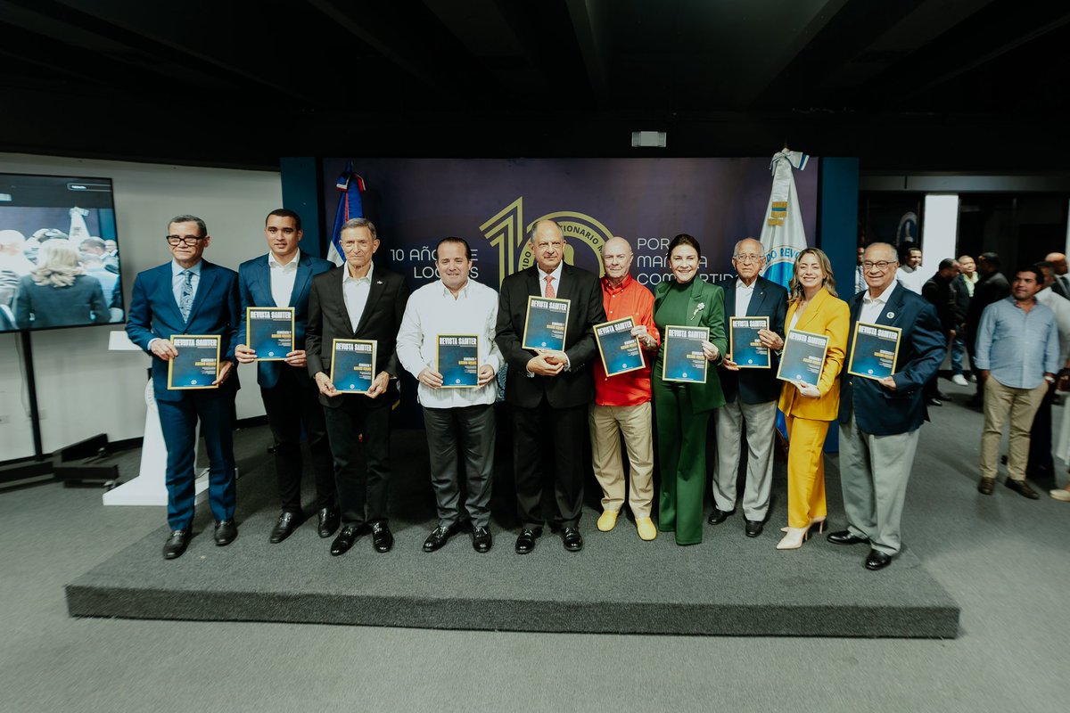 GloriaReyesG's tweet photo. Tuve el honor de asistir al lanzamiento de la primera edición de la revista “Democracia y Derechos Humanos”, dedicada al invaluable legado del Dr. José Francisco Peña.
Un espacio de diálogo y reflexión, encabezado por nuestro presidente del partido @JosePaliza y nuestra secretaria general @CarolinaMejiaG, además de enriquecernos con la conferencia magistral del expresidente de Costa Rica, Luis Guillermo Solís @luisguillermosr.  Su visión y experiencia aportaron profundidad al debate sobre la democracia y los derechos humanos en nuestra región.
También contamos con la participación de miembros de la Dirección Ejecutiva e invitados especiales, lo que reafirmó nuestro firme compromiso con los valores democráticos y el pensamiento humanista que continúan guiando nuestra acción política.
#PRM #DerechosHumanos