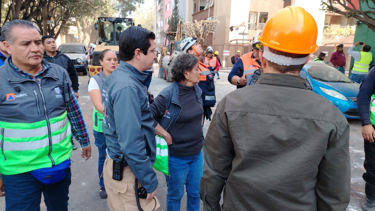 SGIRPC_CDMX's tweet photo. #ACTUALIZACIÓN Con relación a la explosión que se suscitó esta mañana en el tercer nivel de un edificio de departamentos ubicado en Paseo de los Cipreses y Paseo de los Naranjos, col. Paseos de Taxqueña, @Alcaldia_Coy, a causa de una fuga y acumulación de gas LP, se informa que, en total se atendió a 11 personas que resultaron afectadas: ocho en el sitio y tres fueron trasladadas al hospital para su  atención. 

La titular de la @SGIRPC_CDMX, Myriam Urzúa, señaló que se ha instalado un puesto de mando para la atención de vecinos que resultaron con daños en viviendas.

Mientras que los vecinos de edificios aledaños que fueron evacuados, ya pueden regresar a sus domicilios tras la revisión de los inmuebles.

#TrabajandoJuntos #LaPrevenciónEsNuestraFuerza
