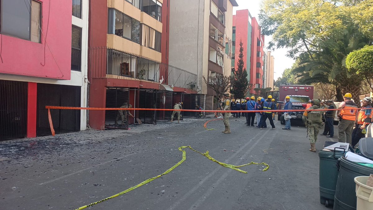 SGIRPC_CDMX's tweet photo. #ACTUALIZACIÓN Con relación a la explosión que se suscitó esta mañana en el tercer nivel de un edificio de departamentos ubicado en Paseo de los Cipreses y Paseo de los Naranjos, col. Paseos de Taxqueña, @Alcaldia_Coy, a causa de una fuga y acumulación de gas LP, se informa que, en total se atendió a 11 personas que resultaron afectadas: ocho en el sitio y tres fueron trasladadas al hospital para su  atención. 

La titular de la @SGIRPC_CDMX, Myriam Urzúa, señaló que se ha instalado un puesto de mando para la atención de vecinos que resultaron con daños en viviendas.

Mientras que los vecinos de edificios aledaños que fueron evacuados, ya pueden regresar a sus domicilios tras la revisión de los inmuebles.

#TrabajandoJuntos #LaPrevenciónEsNuestraFuerza
