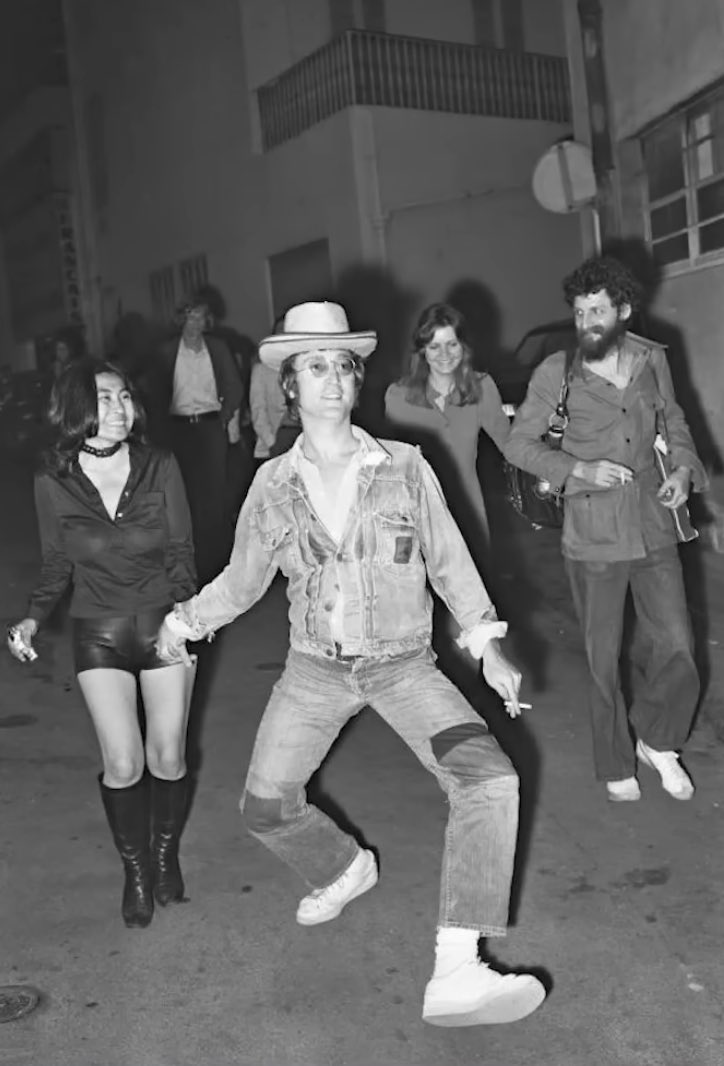 peronyawns's tweet image. why is john lennon hitting the doflamingo walk