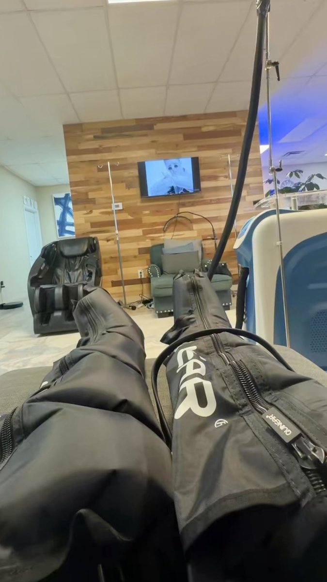 JaceySmith2030's tweet photo. Taking a well-earned recovery day at AR Refresh Wellness! 💪🥎
Leg compression therapy = reduced soreness, better blood flow, faster recovery, and fresh legs for the next grind. Rest days are part of the work too. 🖤✨
@PhenixGold3031
@gatorjack72
@TOP_D1RECRUITS
@EliteRecruits_ https://t.co/41iB9PMWBG