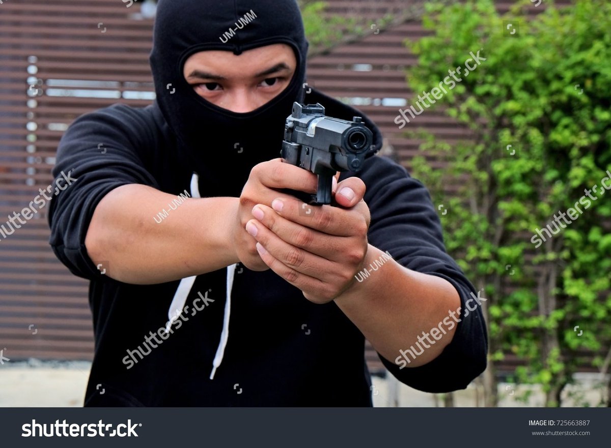 2friedfred's tweet image. What would you do if you see this coming up to your car …

A) Drive Away
Or
B) Have a Normal Conversation