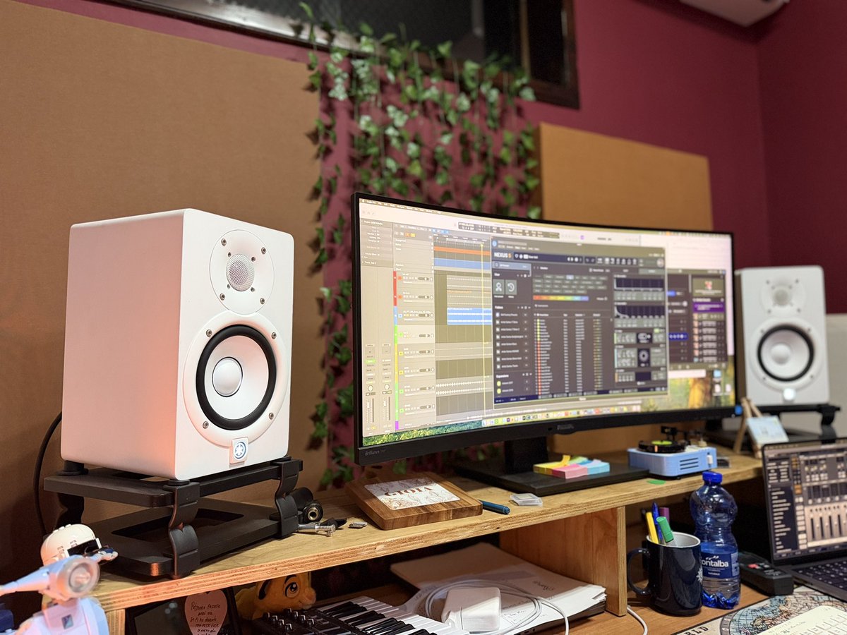 DjGiuliaRegain's tweet photo. Stiamo lavorando per #DEA
la quarta canzone della #GmagicStory
💚🩷 chakra del cuore
#AtStudio https://t.co/f3h10h7PuF
