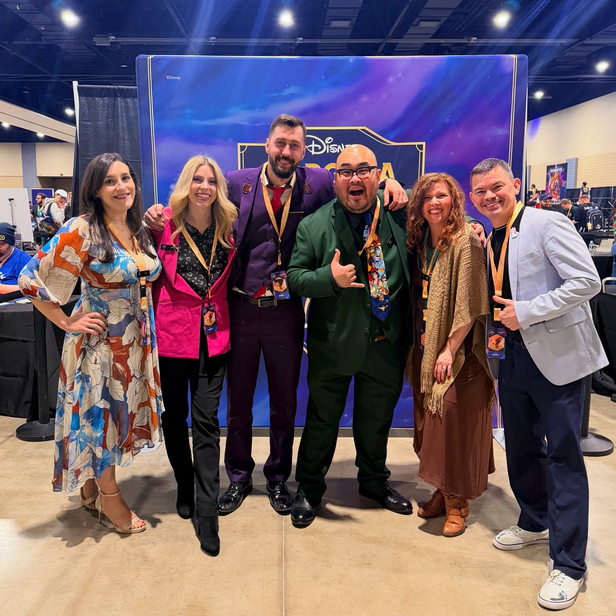 lorekeepersinn's tweet image. 🥳 THE GANG IS ALL HERE! 🥳

The casting crew has assembled at the @DisneyLorcana Challenge in Richmond! If you see us buzzing around, make sure to say hi! 🤗