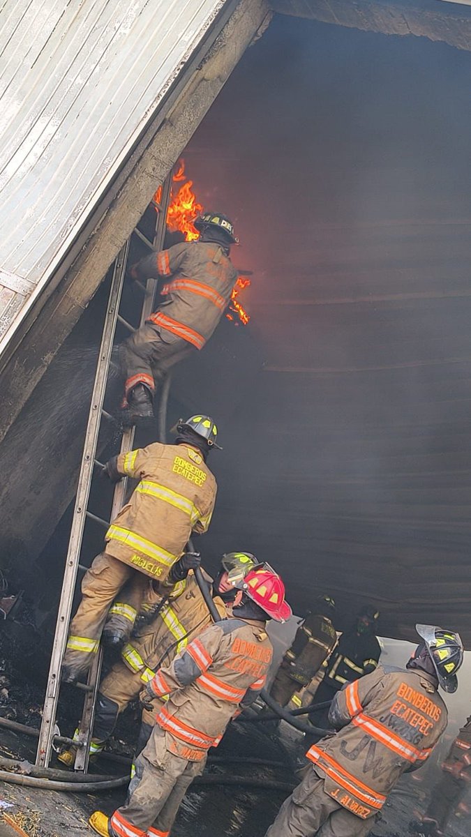 🚨 Informarle a la ciudadanía que personal de protección civil y bomberos de #Ecatepec se encuentran trabajando para sofocar el incendio ocurrido en la calle General Abundio Gómez en Granjas Independencia B en la Quinta Zona. Al momento no se reportan lesionados. Los mantendremos