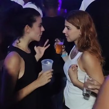 lorena na delegacia
elas de pé
espero que o paulinho esteja lá e tire uma com a cara da juquinha
espero que tenha beijinho de chegada e de despedida