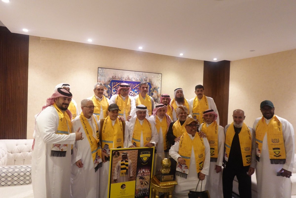 AjyalAlittihad's tweet photo. #اجيال_الاتحاد_تواصل_لمسات_الوفاء 
#اجيال_الاتحاد_تكرم_رياض_عمرو 

تشرف #اجيال_الإتحاد مساء أمس الجمعة 20 رحب  1447هـ الموافق 9 يناير 2026م نجم #الاتحاد السابق الكابتن #رياض_عمرو   ولاعب المنتخبات السنية السعودية السابق لتكريمه تقديراً لمسيرته الموفقة مع #العميد 
ولقد عبر الكابتن #رياض عن سعادته البالغة بهذا التكريم وامتنانه لهذه المبادرة واثنى على ماتقوم به @AjyalAlittihad  من جهود تعكس قيم الوفاء الاتحادي المتأصل وغير المستغرب عبر التاريخ والمتمثل في مبادرات التكريم وابدى اعجابه الشديد وتقديره  للهدايا التي قدمتها له الاجيال وهي عبارة عن درع #الكرة_الذهبية مطرز بوسم عبارتنا الشهيرة #بإتحادنا_نعتز_ونفخر اضافة الى لوحة تحاكي مسيرته الرياضية ومع نادينا #العميد.. 

يذكر ان الكابتن #رياض حقق مع الاتحاد بطولة #كأس_الملك  والتي تعتبر أول نهائي بطولة تقام على #إستاد_الملك_فهد  أمام نادي #الاتفاق عام ١٩٨٨م وبطولتين #كأس_ولي_العهد وبطولة كأس الاتحاد السعودي..
مثل الاجيال في هذا التكريم مؤسس الاجيال الكابتن بدر عمرو @amrob2010 وعضو مؤسس الاجيال الكابتن #طلال_سنبل  واعضاء الاجيال #عبدالرحيم_الصاعدي و #وليد_السفياني و #مروان_يحي  ومدير العلاقات العامة السابق وعضو الاجيال الاستاذ #طلعت_زارع كما حضر أشقاء الكابتن #رياض  ( عبدالله، طلال ، بدر، اسامة ، مجدي  ) وبعضاً من اصدقائه ، وحضر ايضا الاستاذ #عطاء_الشيمي عضو الأجيال موثق مبادرات التكريم في اجيال الاتحاد وصاحب حساب #أخبار_الاتحاد_عطاء في #السناب 

يذكر أن مسيرة التكريم مستمرة وياتي تكريم #أبورعد في الرقم 201 من مجمل من تم تكريمهم من الأجيال  منذ نشأة الاجيال قبل سنتين ونصفته الان وهو المحتفى به رقم واحد في العام الميلادي الجديد 2026م