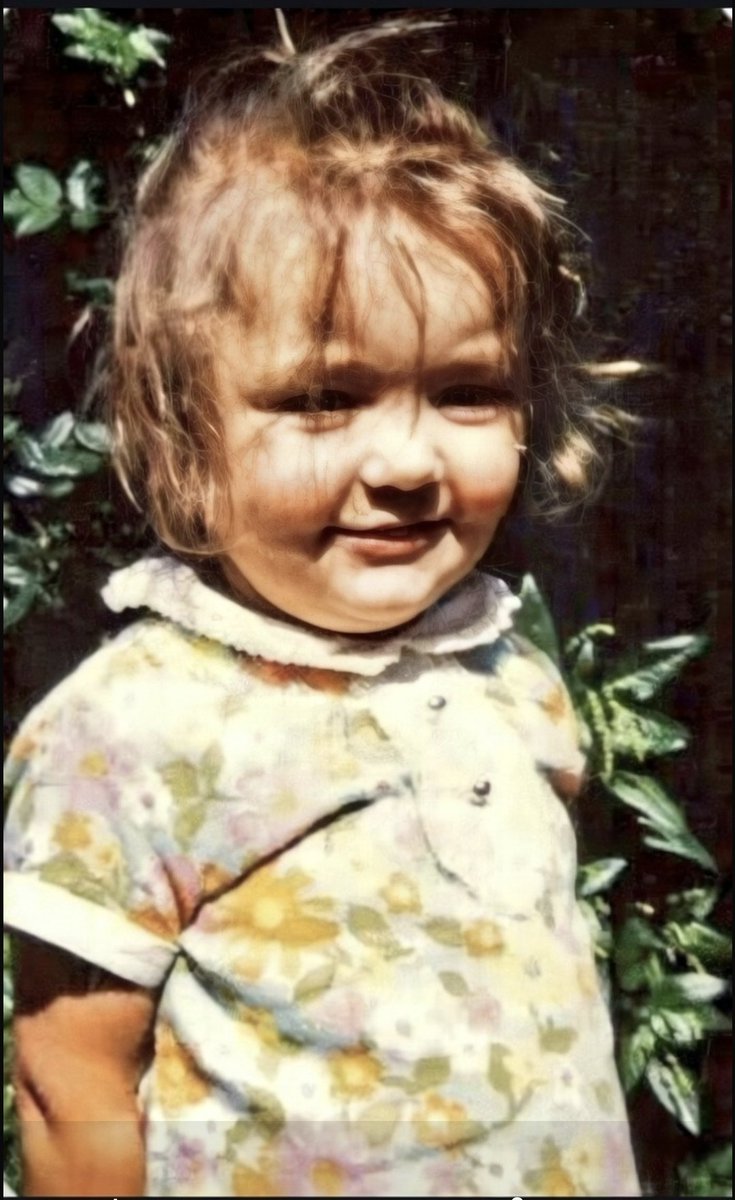 MyFaceBothered's tweet image. 1971 rocking the 70s flower frock 

And I'd already seen us win the double 🙌🏻