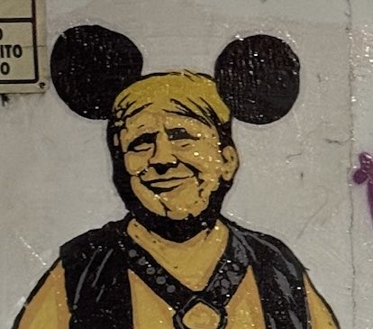 criptoyescka's tweet photo. Trump juega disfrazado de poder 🖤🪢🐭
Mimi no juega: tiembla.

Una alegoría sobre los archivos de Epstein, la violencia encubierta y el espectáculo que normaliza el abuso.
No es fantasía. Es impunidad.

Hashtags:
#TheDrone #ArtePolítico #ArteIncómodo #EpsteinFiles #arte https://t.co/sKuRa4LCMj