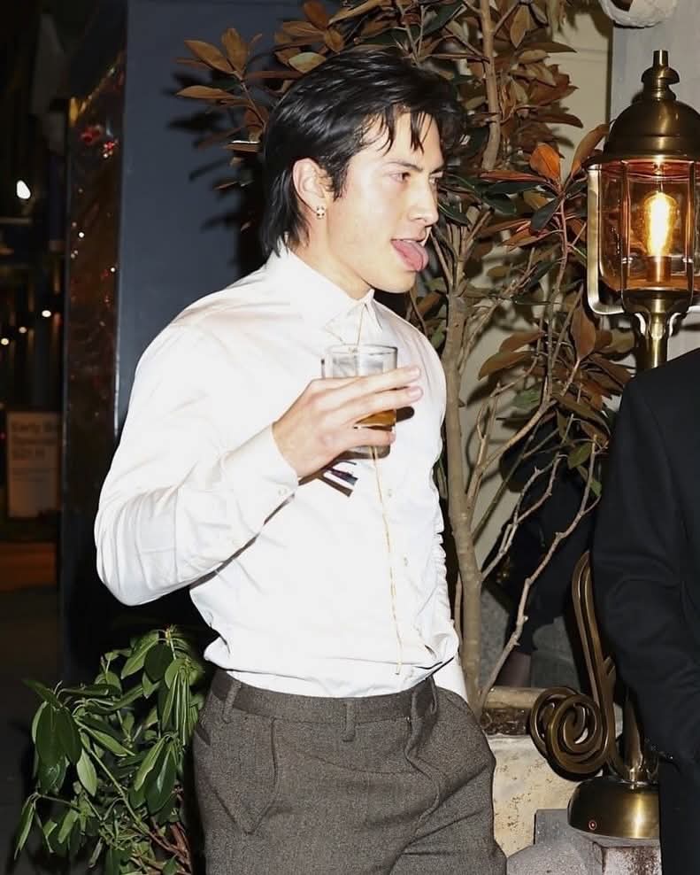 Singularity_y's tweet image. Salí de mi maldito agujero solo para venir a decir que el delicioso Hudsun foking Williams sabe que me trae loca, sabe que esta hermoso y que me tiene a sus pies, por eso actúa como actúa. 
Te amo Hud😫