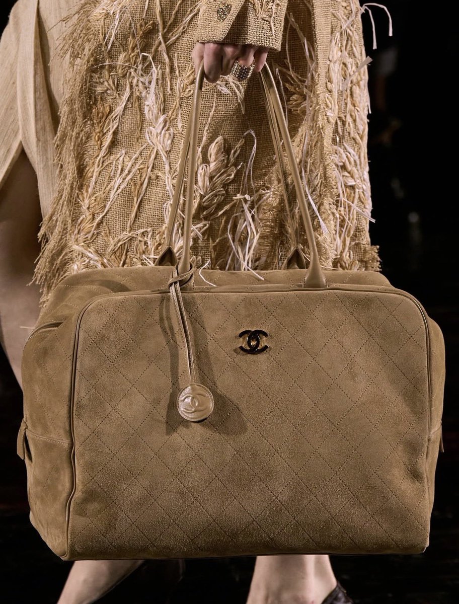 mymilkfrother's tweet image. 샤넬 스웨이드 잘하네